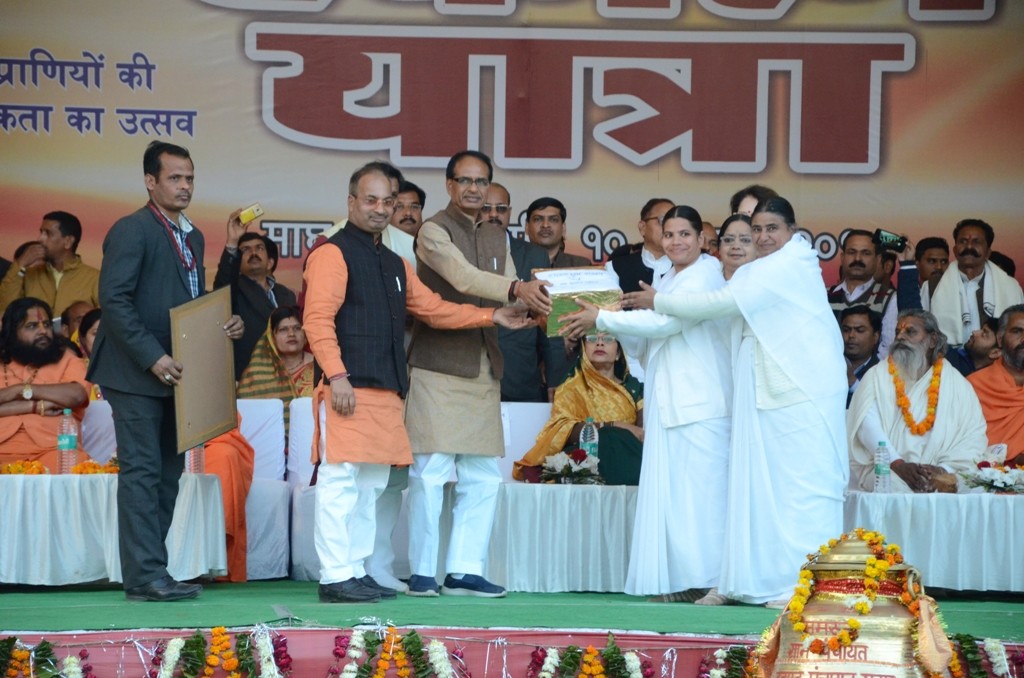 ग्वालियर : माननीय मुख्यमंत्री श्री शिवराज सिंह चौहान जी को व्यसन मुक्ति संकल्प पत्र भेंट करते हुए