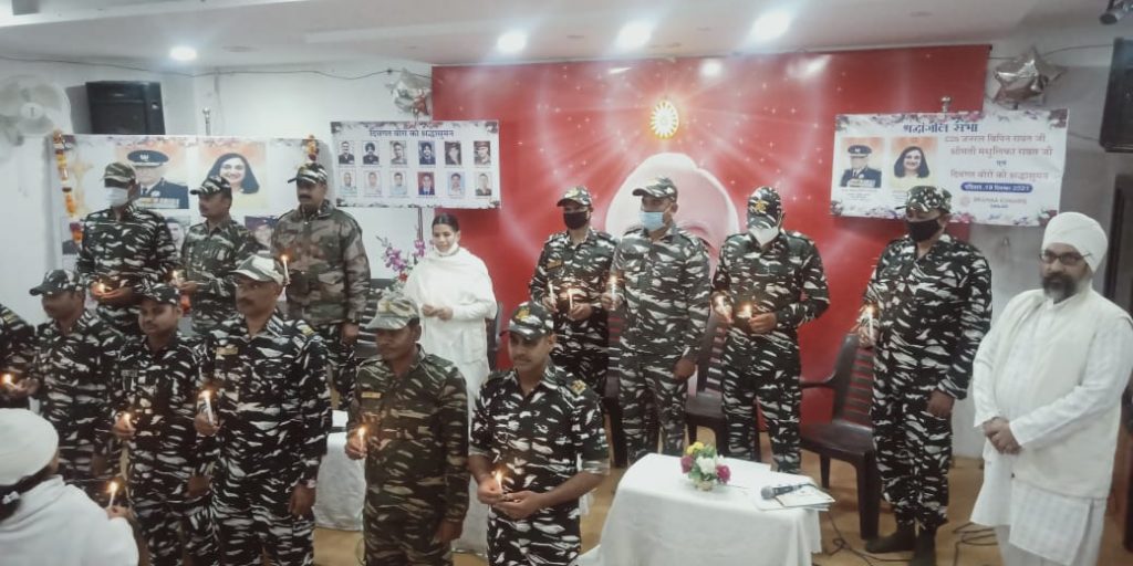 कैंडिल जलाकर सीडीएसजनरल विपिन रावत तथा उनकी धर्मपत्नी मधुलिका रावत सहित 12 देश के वीरों के दु: खद निधन पर श्रद्धांजलि सभा में जुटे लोग (19.12.2021)