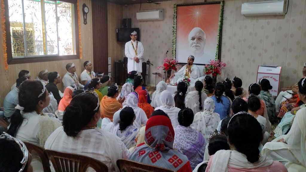 इस दीपावली पर सदैव खुश रहने और खुशी बांटने की मिठाई सबको खिलाये - ब्रह्माकुमारी आदर्श दीदी