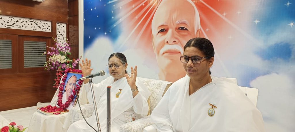त्याग से ही भाग्य बनता है - अबधेश दीदी