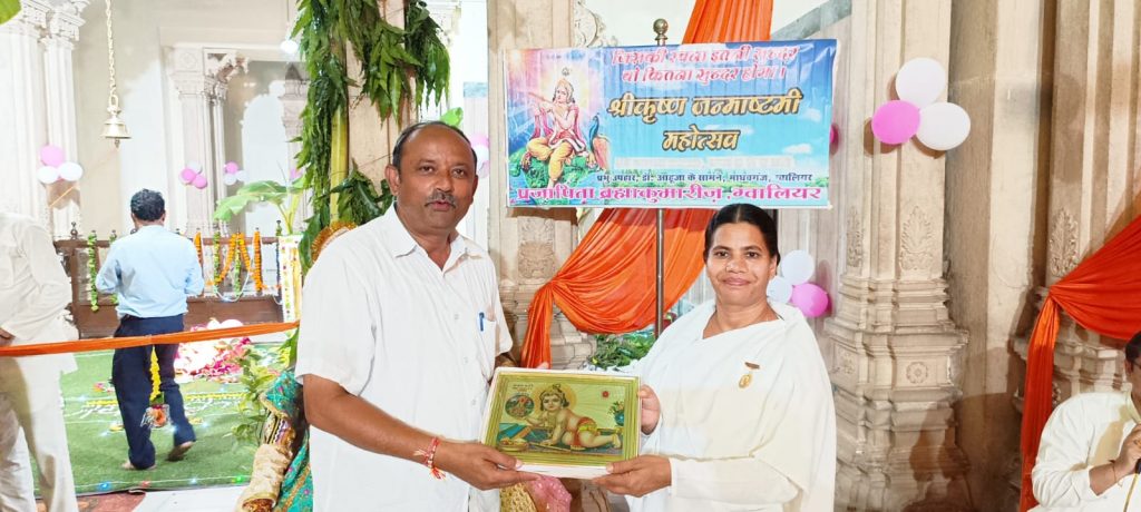 ग्वालियर: सिंधिया राज वंश की छत्री में कृष्ण भजनों पर झूमे श्रोता