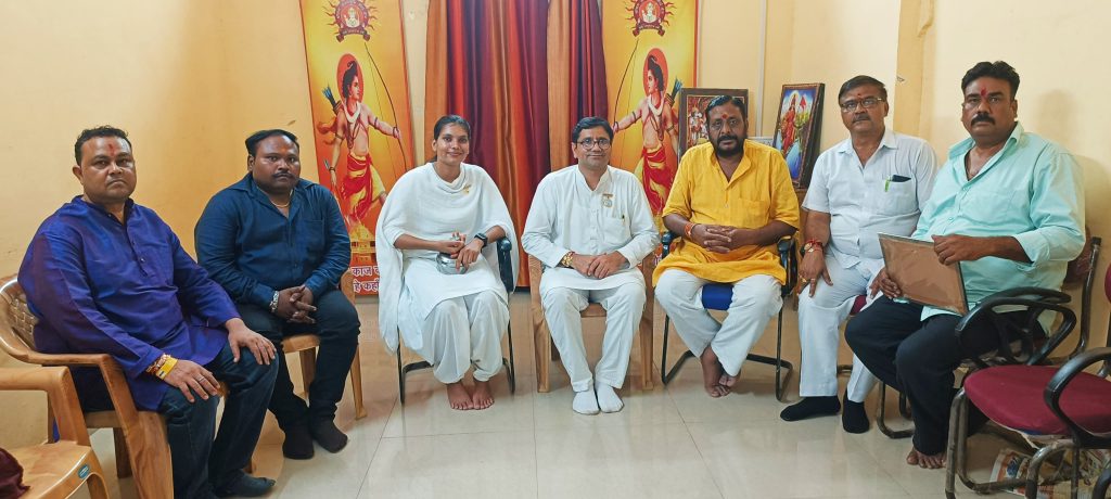 विश्व हिन्दू परिषद् के प्रांत उपाध्यक्ष भ्राता श्री पप्पू वर्मा जी बिभाग मंत्री श्री मुकेश गुप्ता, श्री मनोज जी एवं अन्य साथी भाईयों को राखी बांधने के पश्चात् ग्रुप फोटो में बीके रोशनी