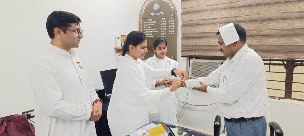 भ्राता श्री सुरेश यादव (एड्ज्युटेंट, सैकेंड बटालियन SAF) को राखी बांधते हुए बीके रोशनी