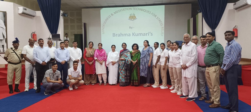 ग्वालियर - पनिहार स्थित सीआरपीएफ ग्रुप सेंटर डीआईजी श्री राज कुमार निगम द्वारा माइंडफुलनेस एंड मेडिटेशन टेक्निक्स फ़ॉर स्ट्रेस रिलीफ कार्यक्रम आयोजित