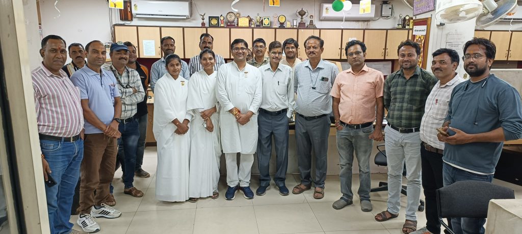 “दैनिक भास्कर” के स्थानीय संपादक भ्राता श्री महेश कुमार जी को राखी बांधते हुए बीके रोशनी, बीके सुरभि