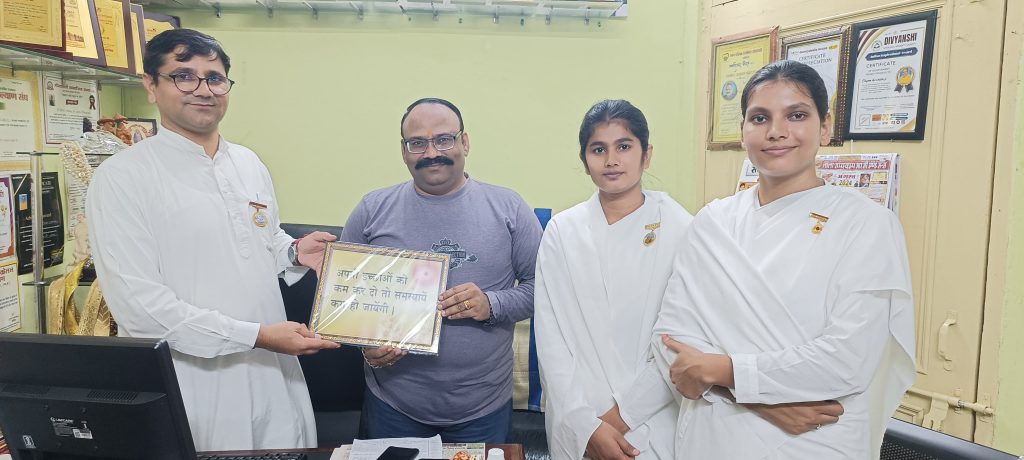 नगर चिंगारी, सत्ता सुधार के प्रधान संपादक भ्राता श्री श्याम श्रीवास्तव जी को राखी बांधते हुए बीके रोशनी, बीके सुरभि