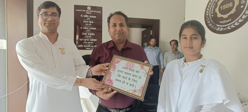 ग्वालियर चैम्बर ऑफ़ कॉमर्स के सेक्रेटरी दीपक अग्रवाल जी को राखी बांधते हुए बीके रोशनी, बीके सुरभि