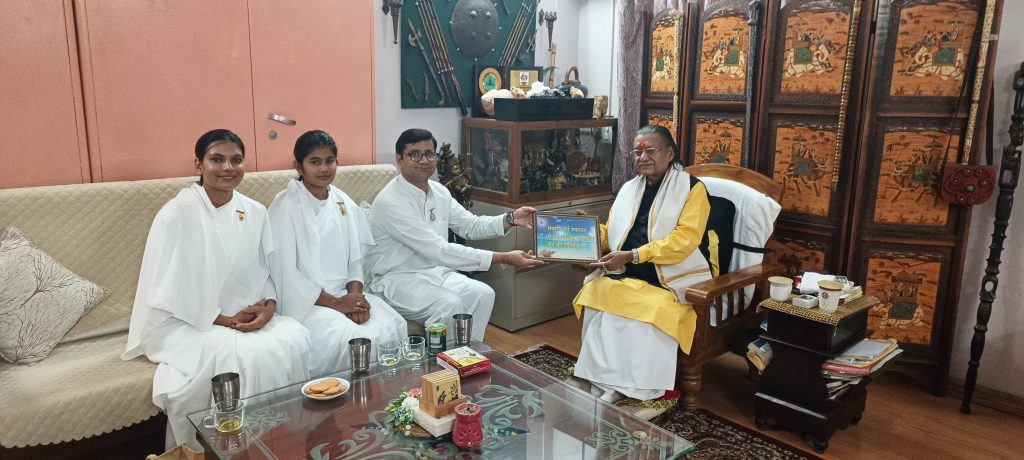 आध्यात्म निकेतन के संत श्री संत कृपाल सिंह जी महाराज को राखी बंधते हुए बीके रोशनी साथ में बीके सुरभि, बीके प्रहलाद