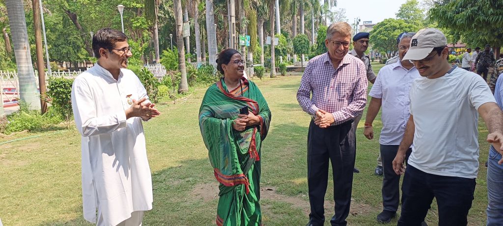 ग्वालियर ब्रह्माकुमारीज संस्थान के भाई बहनों के साथ संभाग आयुक्त, नगर निगम आयुक्त, अपर आयुक्त, वार्ड पार्षद ने फूलबाग स्थित गाँधी उद्यान में किया वृक्षारोपण