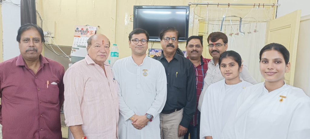 वरिष्ठ संपादक श्री विनय अग्रवाल जी को राखी बांधते हुए बीके सुरभि बीके रोशनी।