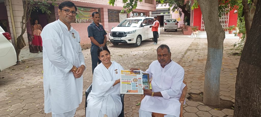 कैविनेट मंत्री म. प्र. शासन माननीय श्री नारायण सिंह कुशवाह जी को राखी बांधते हुए बीके आदर्श दीदी