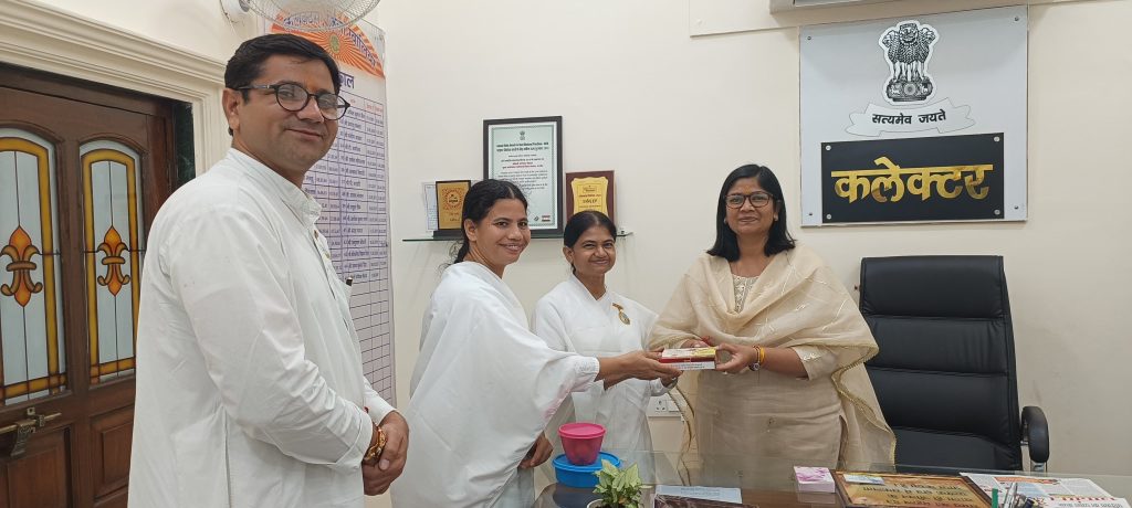 ग्वालियर कलेक्टर आदरणीय बहन श्रीमति रुचिका चौहान जी (IAS) को राखी बांधते हुए बीके आदर्श दीदी, बीके चेतना दीदी