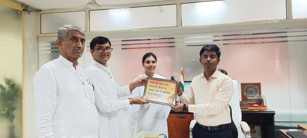 नगर निगम आयुक्त भ्राता श्री अमन वैष्णव जी (IAS) को राखी बांधते हुए बीके रोशनी बहन साथ में बीके सुरभि