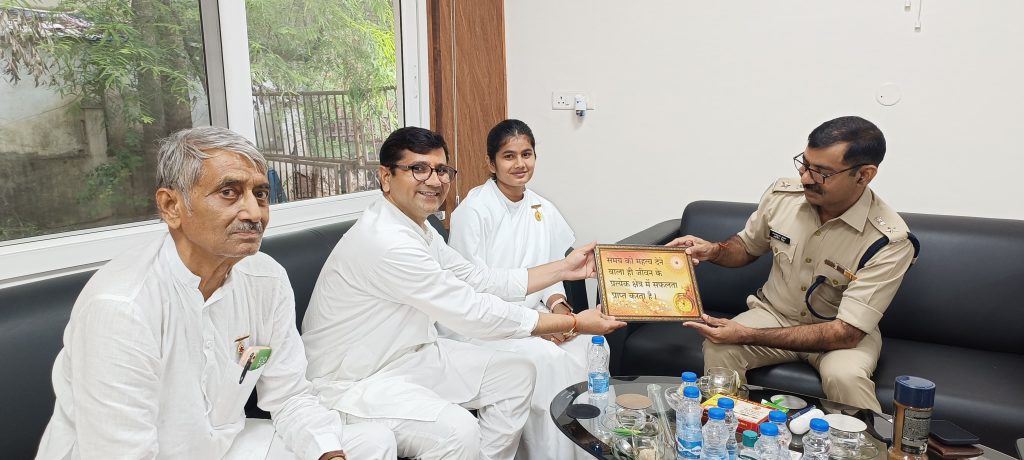 पुलिस अधीक्षक ग्वालियर भ्राता श्री धरमवीर सिंह यादव जी, (IPS) को राखी बंधते हुए बीके रोशनी साथ में बीके सुरभि
