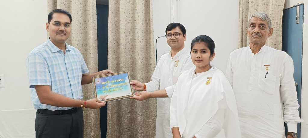 पुलिस अधीक्षक लोकायुक्त ग्वालियर भ्राता श्री रामेश्वर यादव जी (IPS) को राखी बांधते हुए बीके रोशनी