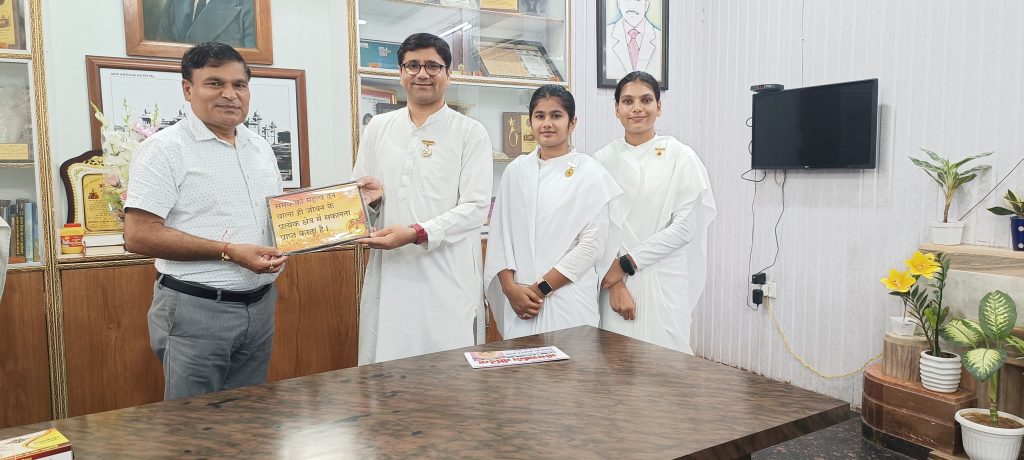 भ्राता डॉ. आर. के. एस धाकड़ (डीन, जी आर मेडिकल कॉलेज) को को राखी बांधते हुए बीके रोशनी बहन साथ में बीके सुरभि