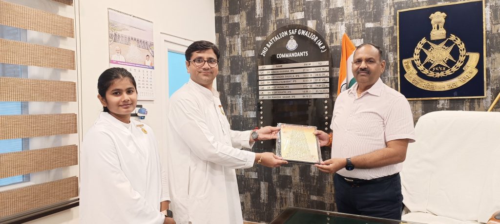 भ्राता श्री राकेश कुमार सगर,IPS (कमांडेंट सेकंड बटालियन एस.ए.एफ.) को राखी बांधते हुए बीके रोशनी बहन साथ में बीके सुरभि