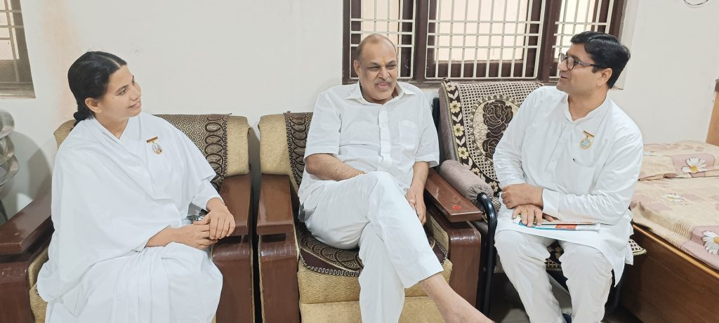 राज्यसभा सांसद माननीय श्री अशोक सिंह यादव जी को राखी बांधते हुए बीके आदर्श दीदी