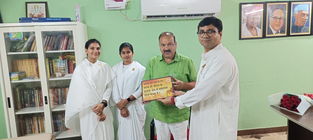 माननीय डॉ. सतीश सिंह सिकरवार जी को राखी बांधते हुए बीके रोशनी बहन साथ में बीके सुरभि