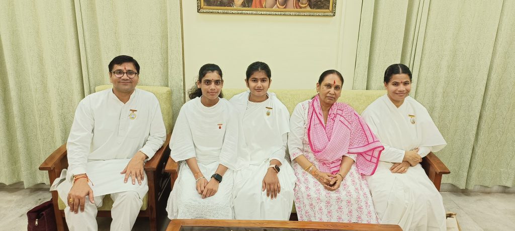 माननीया बहन जस्टिस श्रीमती सुनीता यादव जी (हाईकोर्ट जज ऑफ़ मध्य प्रदेश) को राखी बांधते हुए बीके आदर्श दीदी साथ में बीके रोशनी, बीके मुस्कान