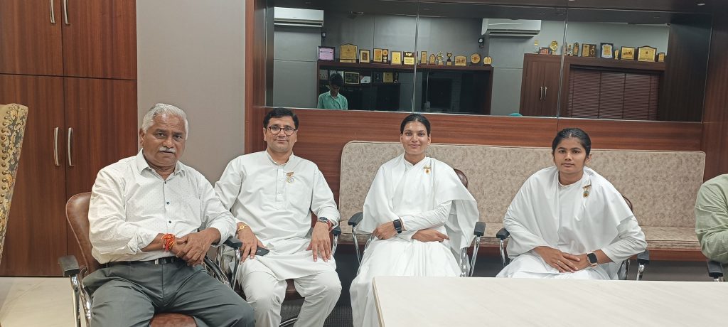 वरिष्ठ पत्रकार एवं सांध्य समाचार के संपादक भ्राता डॉ केशव पांडेय जी को रखी बांधते हुए बीके रोशनी बीके सुरभि।
