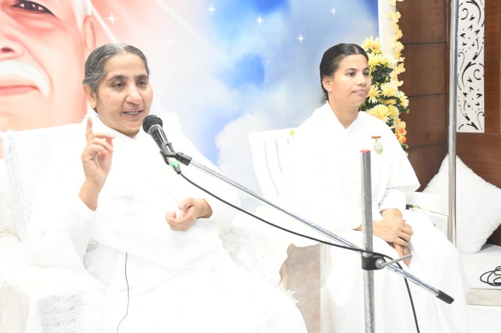 विशेष बनने के लिए दूसरों की कमियां न देख विशेषताएं देंखे - राजयोगिनी संतोष दीदी