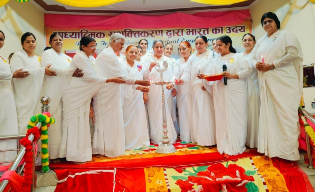 रशिया से पधारी राजयोगिनी संतोष दीदी ने युवाओं को दिए सफलता के मंत्र
