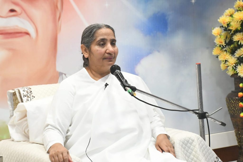 जीवन में कलाओं का विकास करना ही जीवन को अच्छा बनाना है – संतोष दीदी