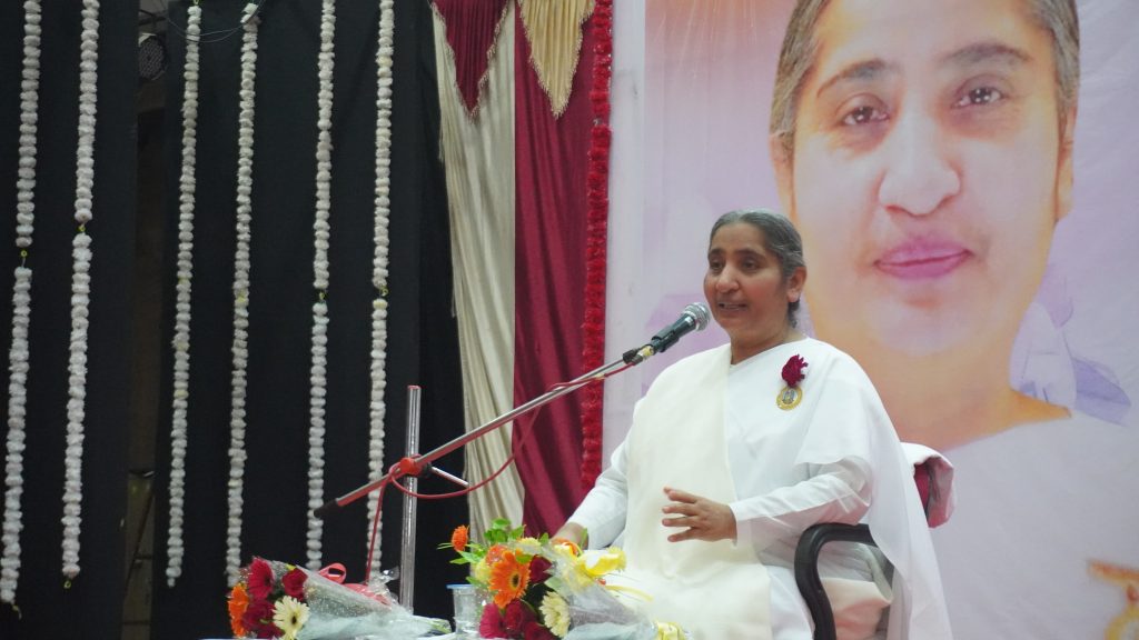 बाहुबल से नहीं आत्मबल से होगी विजय: संतोष दीदी