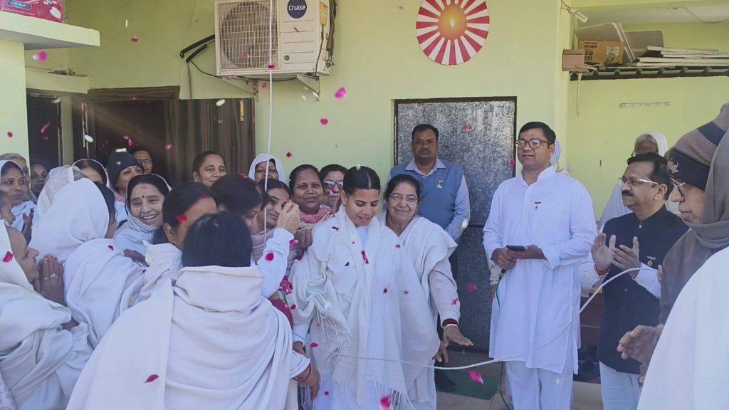 संगम भवन केंद्र पर ध्वजा रोहण बीके आदर्श दीदी ने किया