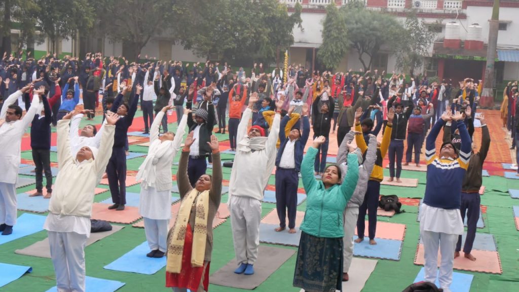 सामूहिक सूर्यनमस्कार कार्यक्रम मुरार एक्सीलेंस स्कूल में ब्रह्माकुमारीज के भाई बहन हुए शामिल