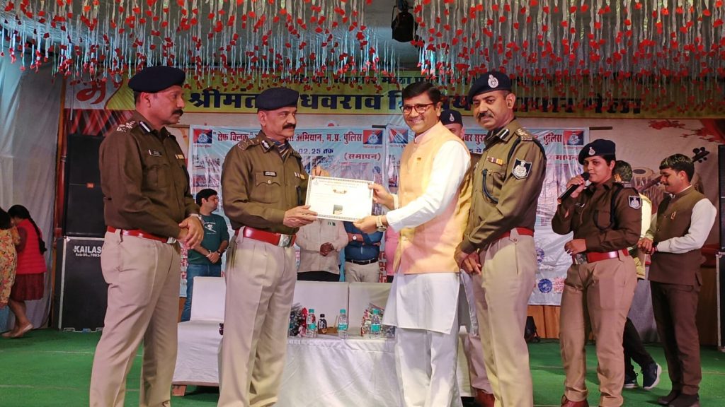 Gwalior Lashkar: साइबर सुरक्षा सेफ क्लिक अभियान के समापन अवसर पर बीके प्रहलाद को प्रशस्ति पत्र देकर किया सम्मानित