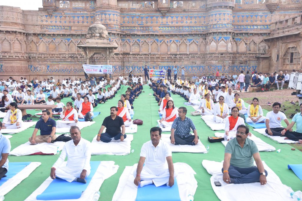 लश्कर ग्वालियर - ग्यारहवें अन्तर्राष्ट्रीय योग दिवस पर ज़िला स्तरीय सामूहिक योग अभ्यास में ब्रह्माकुमारीज संस्थान के भाई बहनें हुए शामिल