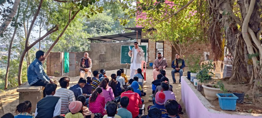 मौनी बाबा आश्रम स्थित संचालित सेवार्थ पाठशाला द्वारा आज बच्चों के सर्वांगीण विकास के उद्देश्य से नैतिक शिक्षा, व्यवहारिक शिक्षा एवं ध्यान विषय पर एक विशेष कार्यक्रम का आयोजन किया गया।