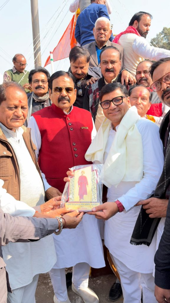 राष्ट्रीय युवा दिवस, स्वामी विवेकानंद जी की जयंती के शुभ अवसर पर स्वामी विवेकानंद सेवा समिति द्वारा धर्मगुरुओं का सम्मान किया गया जिसमें शहर के अलग अलग धर्मगुरुओं के साथ ब्रह्माकुमारीज संस्थान से वरिष्ठ राज्ययोग ध्यान प्रशिक्षक एवं प्रेरक वक्ता बीके प्रहलाद भाई का सम्मान किया गया।