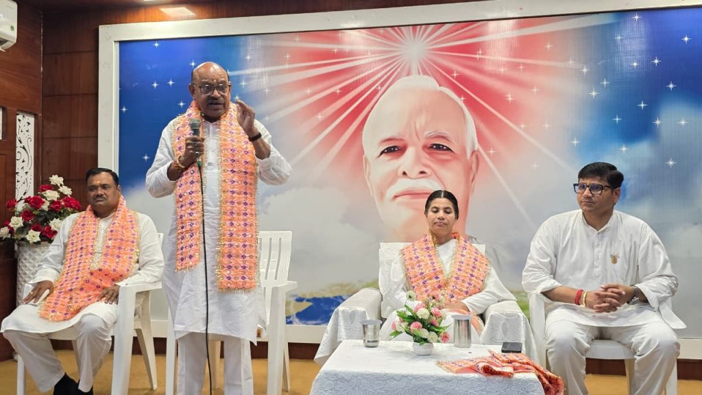 पर्यावरण संरक्षण एवं स्वच्छता के प्रति जागरूकता ही भविष्य की सुरक्षा : अशोक शर्मा  पौधे लगाना ही पर्याप्त नहीं है, बल्कि उनकी देखभाल करना भी हमारी जिम्मेदारी: आदर्श दीदी   ब्रह्माकुमारीज ग्वालियर में जन जागरूकता कार्यक्रम आयोजित, जल बचाने और अधिक से अधिक वृक्ष लगाने का लिया संकल्प  ग्वालियर। प्रजापिता ब्रह्माकुमारीज ईश्वरीय विश्व विद्यालय के माधवगंज स्थित प्रभु उपहार भवन में जल संरक्षण, पर्यावरण संरक्षण एवं स्वच्छता विषय पर विशेष जन जागरूकता कार्यक्रम का आयोजन किया गया। कार्यक्रम में मुख्य अतिथि के रूप में विशेष क्षेत्र विकास प्राधिकरण (साडा) अध्यक्ष अशोक शर्मा, दाल बाजार के व्यवसायी संतोष बंसल, ब्रह्माकुमारीज केंद्र प्रमुख बीके आदर्श दीदी जी एवं प्रेरक वक्ता बीके प्रहलाद भाई उपस्थित रहे। कार्यक्रम के शुभारम्भ में बीके प्रहलाद भाई ने संस्था की गतिविधियों पर प्रकाश डालते हुए बताया कि प्रजापिता ब्रह्माकुमारीज ईश्वरीय विश्व विद्यालय पिछले 9 दशकों से आध्यात्मिकता के साथ सामाजिक समरसता, पर्यावरण संरक्षण, जल संरक्षण, स्वच्छता एवं नशामुक्ति जैसे अनेक क्षेत्रों में जनजागृति का कार्य कर रहा है। उन्होंने कहा कि पर्यावरण और मानव जीवन का संबंध बहुत गहरा है। यदि पर्यावरण सुरक्षित रहेगा, तभी मानव जीवन भी सुरक्षित रहेगा। इसलिए प्रत्येक व्यक्ति को अपनी जिम्मेदारी समझते हुए प्रकृति संरक्षण की दिशा में कार्य करना होगा। कार्यक्रम के मुख्य अतिथि साडा अध्यक्ष अशोक शर्मा ने कहा कि आज जिस विषय पर चर्चा हो रही है, वह केवल वर्तमान समय से नहीं बल्कि आने वाली पीढ़ियों के भविष्य से जुड़ा हुआ है। वृक्षारोपण और जल संरक्षण दोनों ही अत्यंत आवश्यक हैं। उन्होंने कहा कि यदि पृथ्वी पर सबसे बड़ा संकट कोई आएगा तो वह जल का होगा, क्योंकि जल ही जीवन का आधार है। जल के बिना किसी भी जीव का अस्तित्व संभव नहीं है। आज कई क्षेत्रों में लोग पानी की एक-एक बूंद के लिए संघर्ष कर रहे हैं, जिसका मुख्य कारण जल का अपव्यय और प्राकृतिक संसाधनों का गलत उपयोग है। इसलिए हमें हर बूंद की कीमत समझनी होगी, क्योंकि जल है तो कल है। उन्होंने कहा कि यदि हम आध्यात्मिक और नैतिक मूल्यों को मानते हैं तो हमें अच्छे कर्मों की जिम्मेदारी भी समझनी चाहिए। शहर को स्वच्छ रखने और वृक्षारोपण में आगे आना होगा। उन्होंने साडा क्षेत्र में बड़े स्तर पर वृक्षारोपण अभियान चलाने की बात कही और सभी को इसमें सहभागिता के लिए आमंत्रित किया। कार्यक्रम की अध्यक्षता कर रहीं बीके आदर्श दीदी जी ने कहा कि पर्यावरण संरक्षण के लिए केवल पौधे लगाना ही पर्याप्त नहीं है, बल्कि उनकी देखभाल करना भी हमारी जिम्मेदारी है। आज कई लोग अभियान के दौरान पौधे लगा देते हैं, लेकिन बाद में उनकी संभाल नहीं करते, जिससे पौधे सूख जाते हैं। इसलिए हमें संकल्प लेना चाहिए कि जितने भी पौधे लगाएंगे, उनकी पूरी जिम्मेदारी भी निभाएंगे। उन्होंने सिंगल यूज प्लास्टिक के उपयोग को बंद करने का आह्वान करते हुए कहा कि हमें घर से ही कपड़े का थैला लेकर निकलने की आदत बनानी होगी। जब यह आदत हमारे जीवन का हिस्सा बन जाएगी, तो वह दिन दूर नहीं जब हम प्लास्टिक को अपने जीवन से पूरी तरह दूर कर पाएंगे। इसके साथ ही उन्होंने कहा कि जिस प्रकार हम अपने घर को स्वच्छ रखते हैं, उसी प्रकार अपने आसपास के वातावरण और सड़कों को भी स्वच्छ रखना चाहिए।  कार्यक्रम में व्यवसायी संतोष बंसल ने भी पर्यावरण संरक्षण एवं सामाजिक जिम्मेदारी को लेकर अपने विचार व्यक्त किए। कार्यक्रम में बड़ी संख्या में लोग उपस्थित रहे।