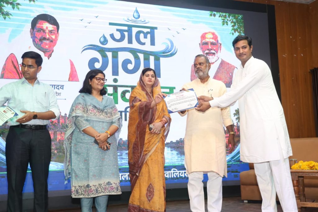 उत्कृष्ट योगदान देने के लिए ब्रह्माकुमारीज़ संस्थान के प्रतिनिधि को मंत्री श्री कुशवाह ने किया सम्मानित